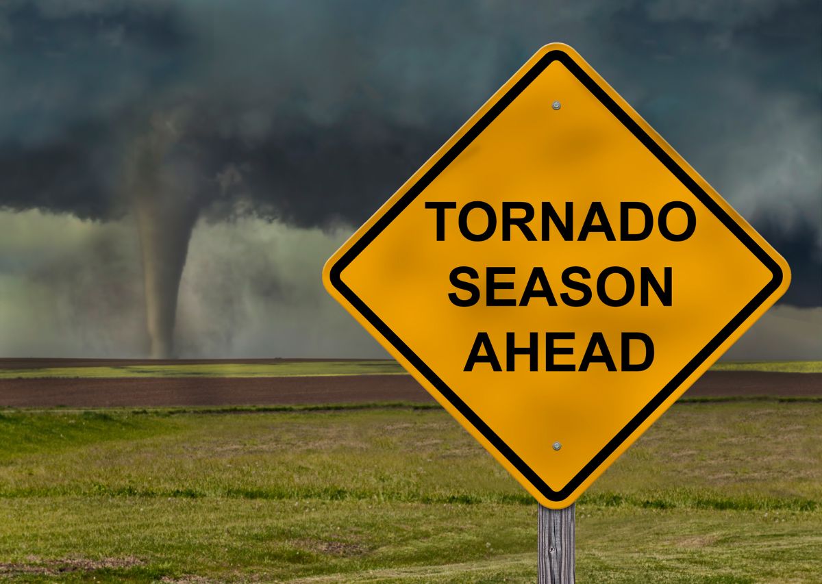 What Are the Warning Signs of a Tornado: Visual and Auditory Cues